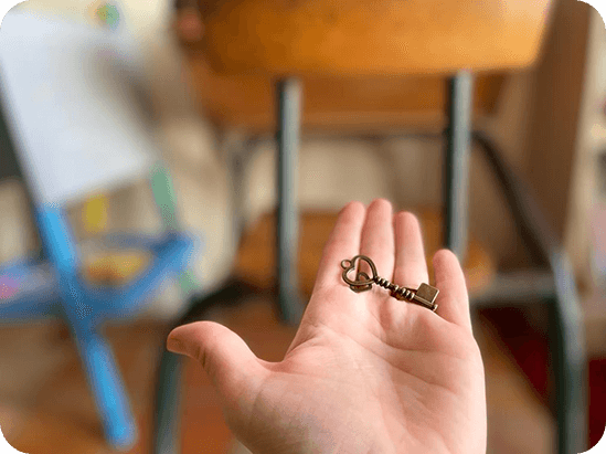 Photo d'une clé dans une main