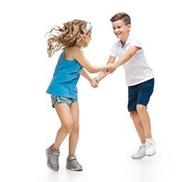 Couple d'enfants qui danse